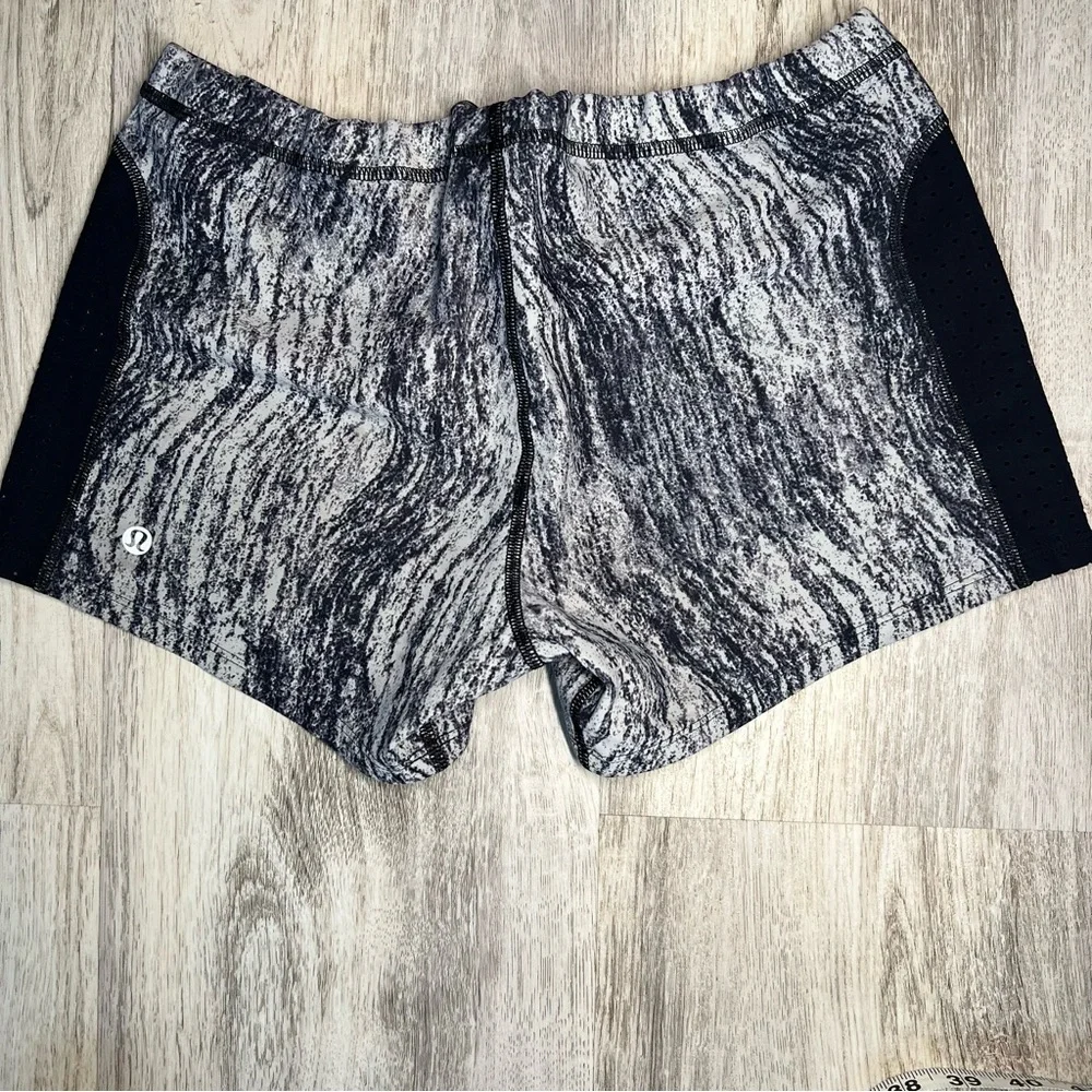 Lululemon Stylish Gray and Black Women's Shorts‎ Size Medium